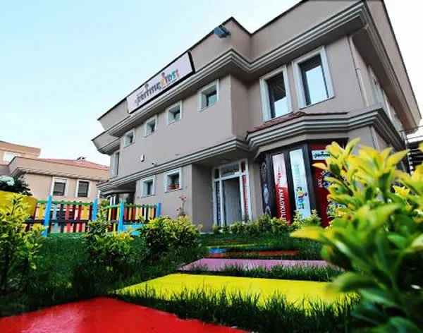 Beykent Çocuk Akademisi Anaokulu binası ve giriş yolu
